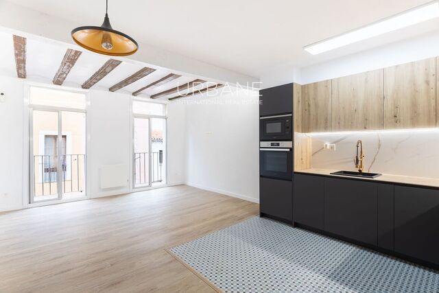 Encantador apartamento renovado con balcón en el corazón de El Born
