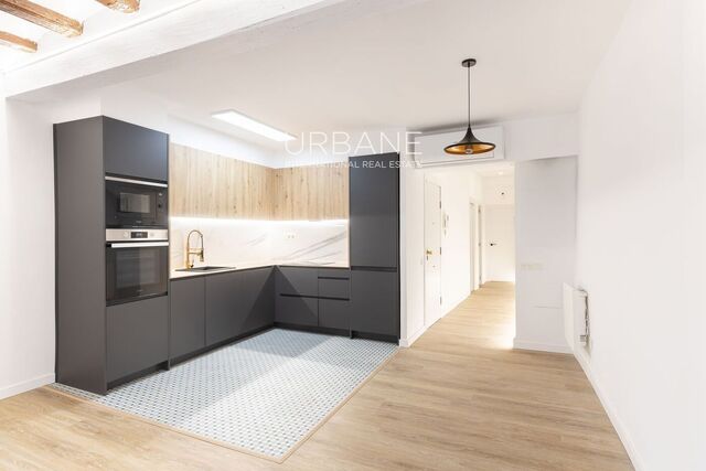 Encantador apartamento renovado con balcón en el corazón de El Born