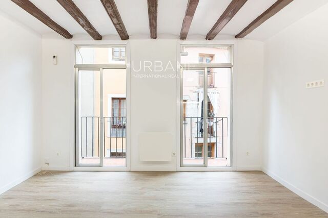 Encantador apartamento renovado con balcón en el corazón de El Born