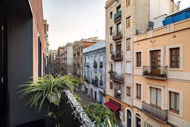 À louer : Superbe atico rénové avec terrasse privée et climatisation à Poble Sec