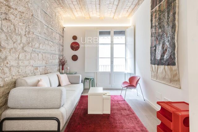 En Lloguer: Elegant pis de 2 habitacions en edifici restaurat de 1840 amb terrassa comunitària al Barri Gòtic