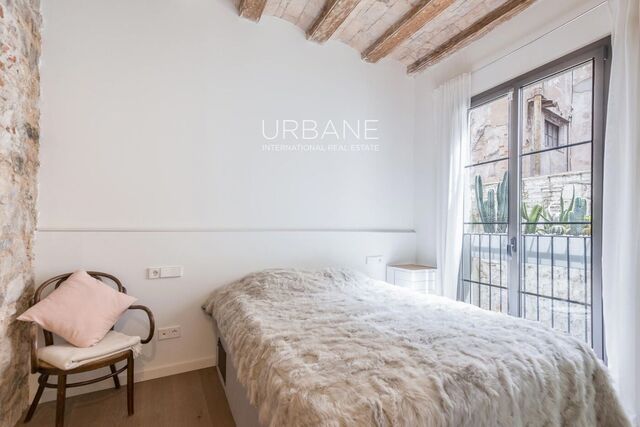 En Lloguer: Elegant pis de 2 habitacions en edifici restaurat de 1840 amb terrassa comunitària al Barri Gòtic