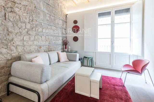 En Lloguer: Elegant pis de 2 habitacions en edifici restaurat de 1840 amb terrassa comunitària al Barri Gòtic
