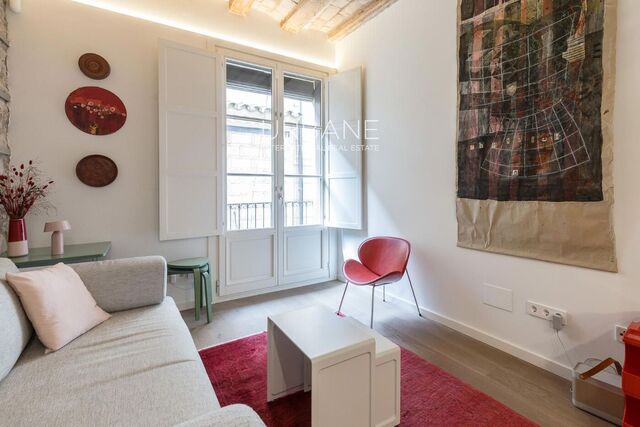 En Lloguer: Elegant pis de 2 habitacions en edifici restaurat de 1840 amb terrassa comunitària al Barri Gòtic