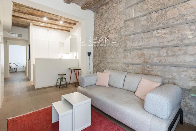 En Lloguer: Elegant pis de 2 habitacions en edifici restaurat de 1840 amb terrassa comunitària al Barri Gòtic