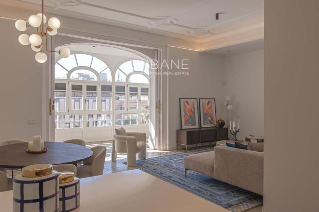 Refined Apartment with Three Bedrooms in the Heart of Barcelona