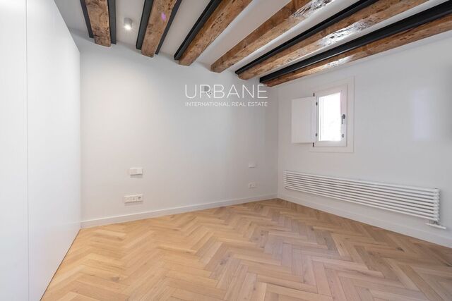 Luxurious Living in Barcelona's Historic Gothic Quarter: 2 Bed, 2 Bath Apartment