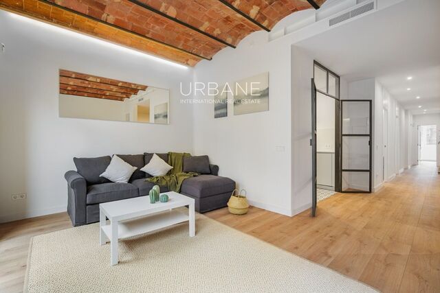 Piso Reformado con Encanto y Balcón Privado en el Centro del Eixample