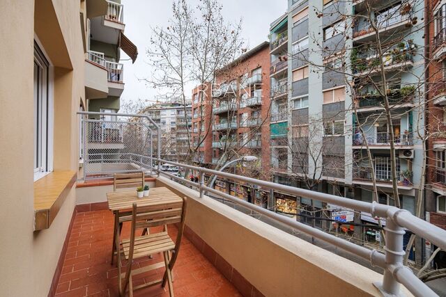 Piso Reformado con Encanto y Balcón Privado en el Centro del Eixample