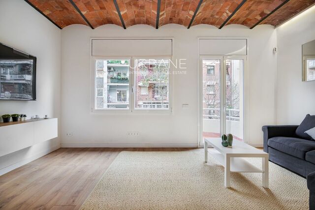 Piso Reformado con Encanto y Balcón Privado en el Centro del Eixample