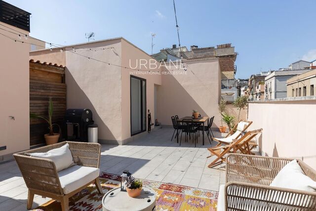Ático con Estilo en Poble Sec con Impresionante Terraza Privada en Alquiler