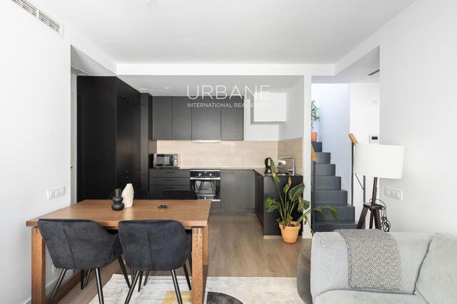 Ático con Estilo en Poble Sec con Impresionante Terraza Privada en Alquiler