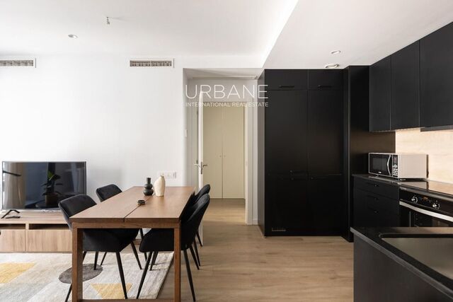 Ático con Estilo en Poble Sec con Impresionante Terraza Privada en Alquiler