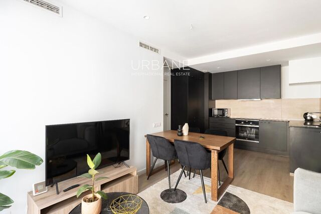 Ático con Estilo en Poble Sec con Impresionante Terraza Privada en Alquiler