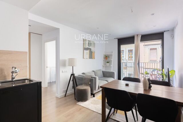 Ático con Estilo en Poble Sec con Impresionante Terraza Privada en Alquiler