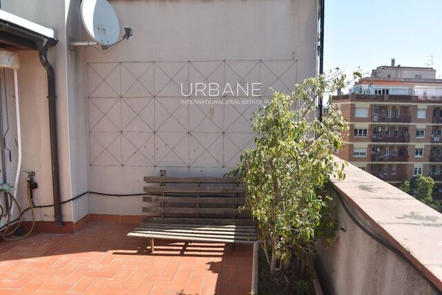 Spacious duplex penthouse with terrace for rent in Poble Sec