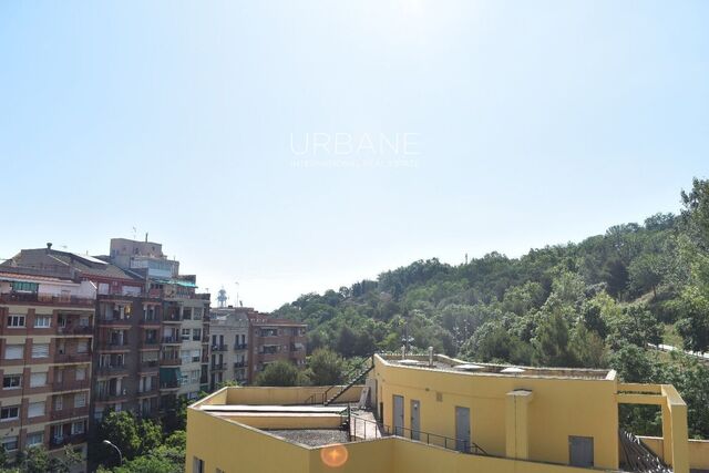 Spacious duplex penthouse with terrace for rent in Poble Sec