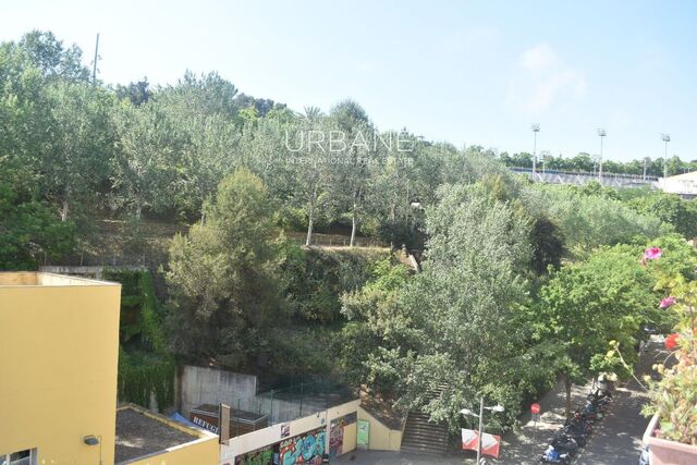 Spacious duplex penthouse with terrace for rent in Poble Sec