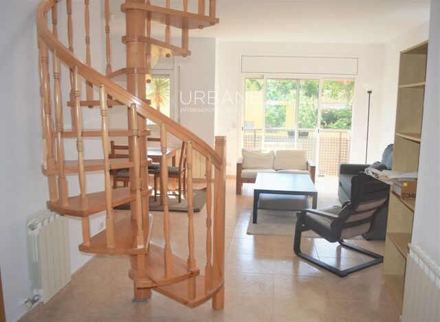 Spacious duplex penthouse with terrace for rent in Poble Sec