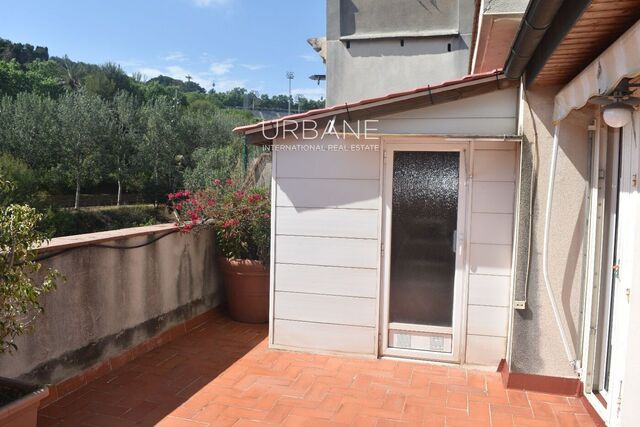 Spacious duplex penthouse with terrace for rent in Poble Sec
