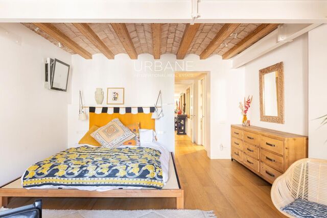 Historic Charm and Timeless Elegance – Your New Home in the Heart of the Gothic Quarter