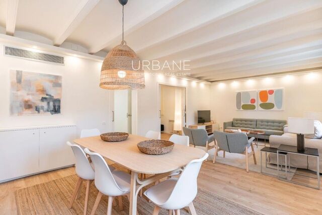 Exklusive und helle renovierte Wohnung in einem herrschaftlichen Gebäude im Eixample, Barcelona