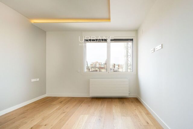 Modern 2-Bedroom Flat in Renovated Eixample Building, Barcelona