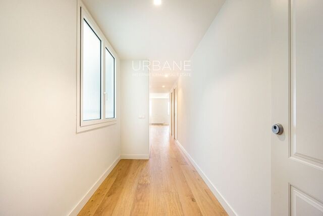 Chic Living in the Heart of Eixample: 2-Bedroom Flat with Panoramic Views