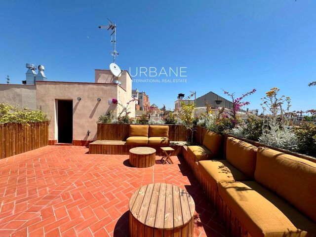 Studio rénové avec style, balcon et terrasse sur le toit au cœur de Barcelone, disponible dès maintenant