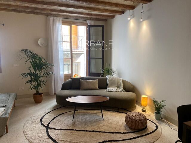 Studio rénové avec style, balcon et terrasse sur le toit au cœur de Barcelone, disponible dès maintenant