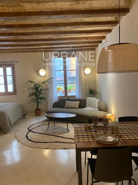 Studio rénové avec style, balcon et terrasse sur le toit au cœur de Barcelone, disponible dès maintenant