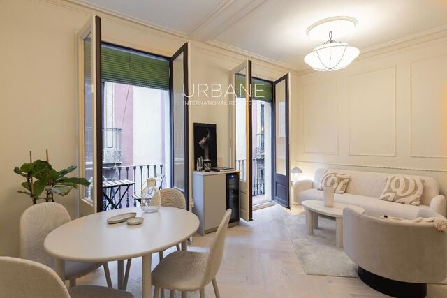 Joya Reformada en el Gótico: Doble Balcón, Patio Privado y Acabados de Lujo