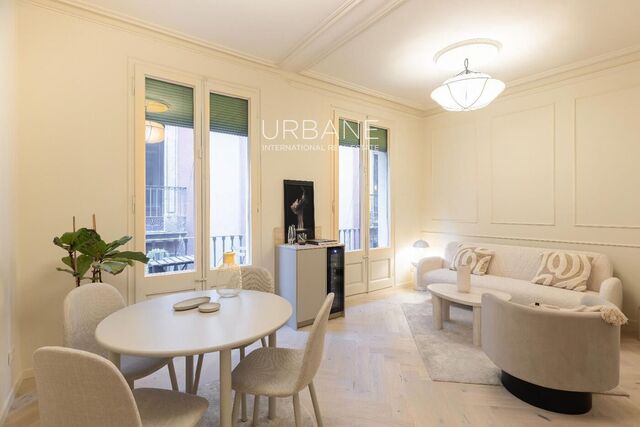 Joya Reformada en el Gótico: Doble Balcón, Patio Privado y Acabados de Lujo