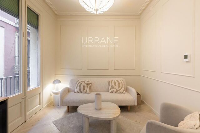 Joya Reformada en el Gótico: Doble Balcón, Patio Privado y Acabados de Lujo