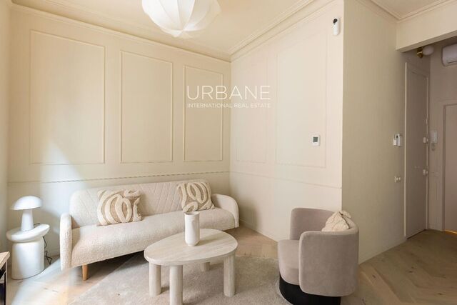 Joya Reformada en el Gótico: Doble Balcón, Patio Privado y Acabados de Lujo