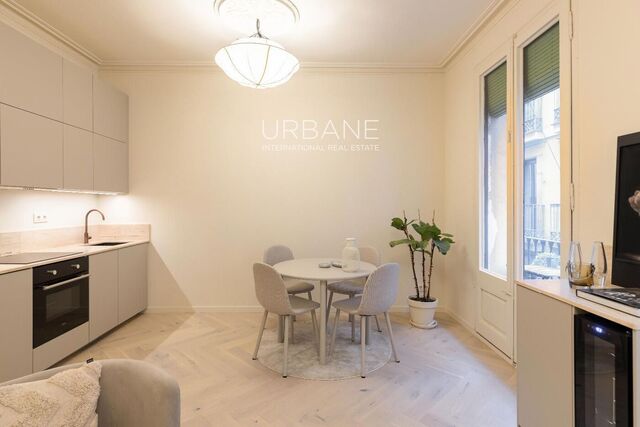 Joya Reformada en el Gótico: Doble Balcón, Patio Privado y Acabados de Lujo