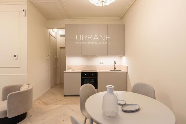 Joya Reformada en el Gótico: Doble Balcón, Patio Privado y Acabados de Lujo