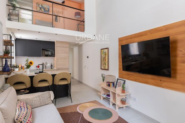 Stylish Duplex with Private Entrance in Gràcia