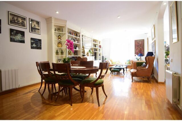 Casa Histórica con Piscina y Jardines en el Corazón de Vallvidrera