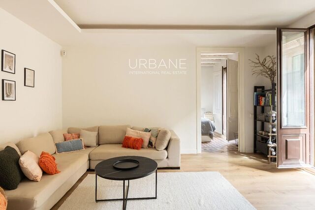 Geräumige 2-Zimmer-Wohnung im Herzen des Gotischen Viertels, nur wenige Schritte vom Platz Catalunya entfernt.