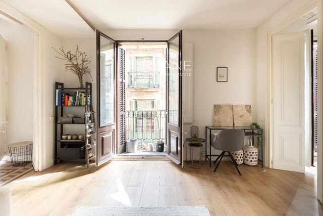 Geräumige 2-Zimmer-Wohnung im Herzen des Gotischen Viertels, nur wenige Schritte vom Platz Catalunya entfernt.