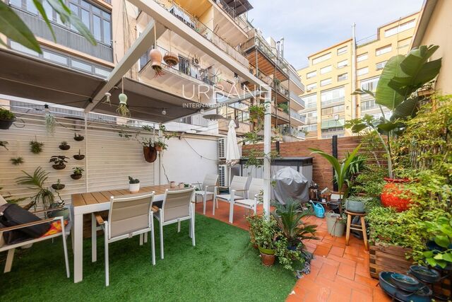 Piso reformado de 107 m² con 3 dormitorios, 2 baños y patio privado en una finca regia de 1880 en Sant Antoni — 615.000 €