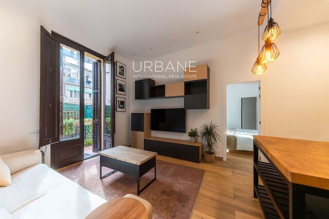 Piso reformado de 107 m² con 3 dormitorios, 2 baños y patio privado en una finca regia de 1880 en Sant Antoni — 615.000 €