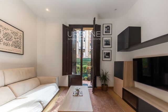 Piso reformado de 107 m² con 3 dormitorios, 2 baños y patio privado en una finca regia de 1880 en Sant Antoni — 615.000 €