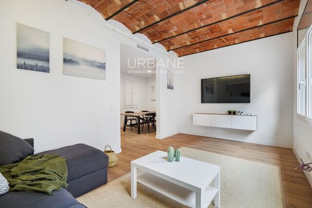 Zu vermieten: Wunderschön Renovierte Wohnung mit Privatem Balkon im Herzen des Eixample