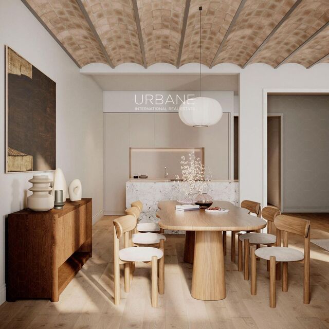 Elegant 4-Bedroom Renovated Apartment with Balconies in the Heart of Eixample