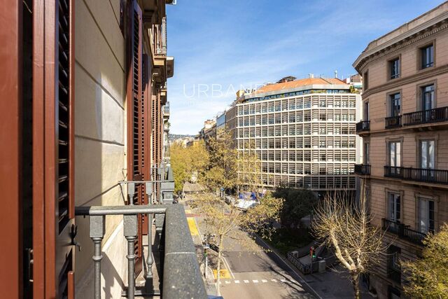 Élégant appartement rénové de 4 chambres avec balcons au cœur de l'Eixample