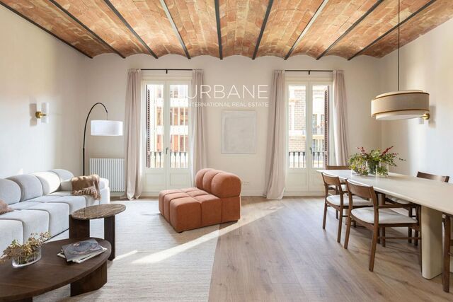 Elegante apartamento reformado de 4 dormitorios con balcones en el corazón del Eixample