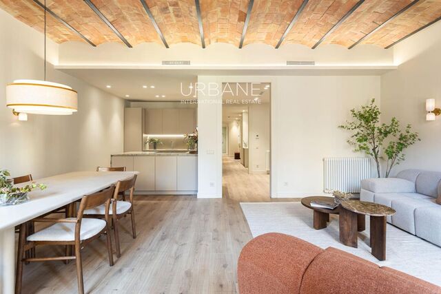 Élégant appartement rénové de 4 chambres avec balcons au cœur de l'Eixample