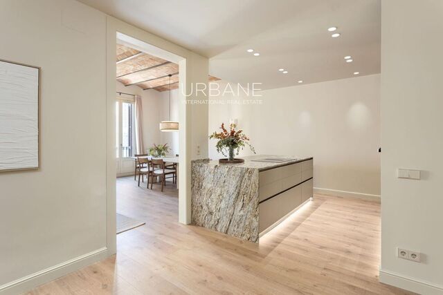 Élégant appartement rénové de 4 chambres avec balcons au cœur de l'Eixample